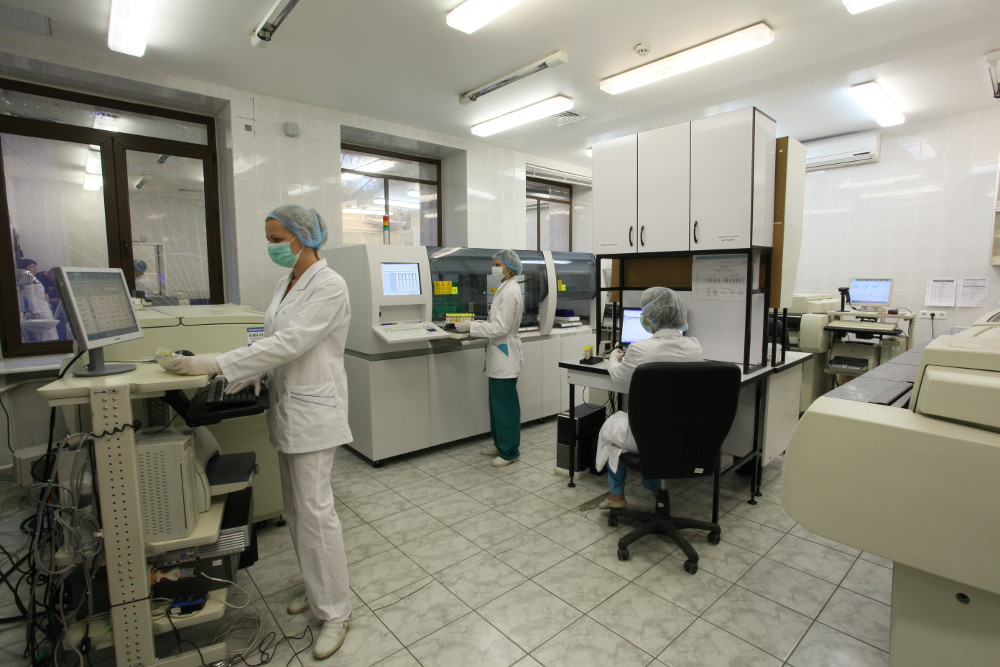 Современные биохимические лаборатории крупных клинических учреждений оборудуются компьютеризированными диагностическими системами